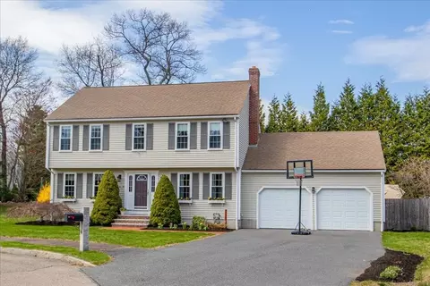 15 Helen Ln, Walpole, MA 02081