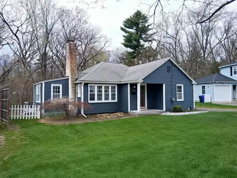 106 Hartwick St, Springfield, MA 01108