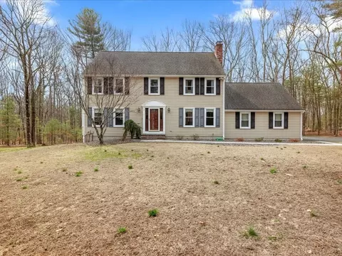 15 Daniels Rd, Mendon, MA 01756