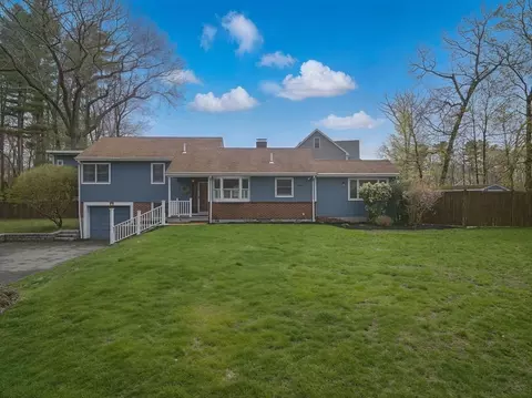 48 Pillings Pond Rd, Lynnfield, MA 01940