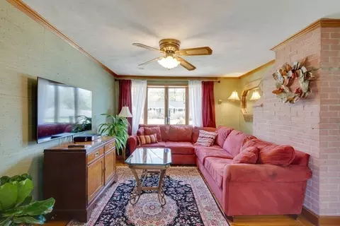 Living - 4 Worcester Rd, Sharon, MA 02067 photo 4 of 5