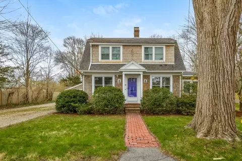 61 Oakwood Ave, Falmouth, MA 02540