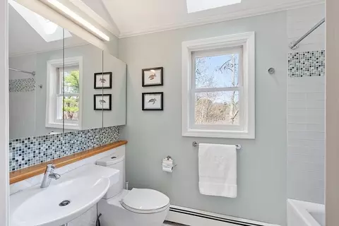 Bath - 4 Willow Rd, Harvard, MA 01451 photo 2 of 3