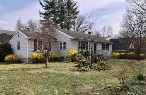 211 Lakeview Ave, Tyngsborough, MA 01879