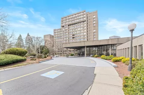 250 Hammond Pond Pkwy #1406S, Chestnut Hill, MA 02467