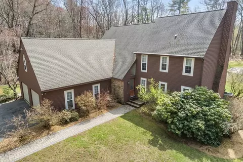 70 Fairlawn St, Whitinsville, MA 01588