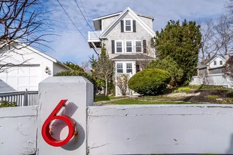 6 Green St, Rockport, MA 01966