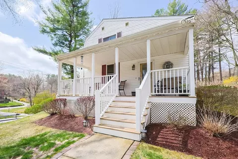 26 Hartford Ave N, Upton, MA 01568