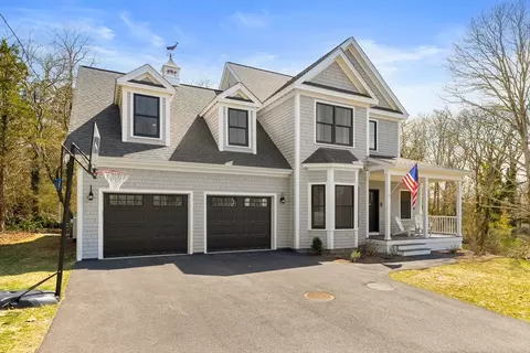 4 Charles Ln, Falmouth, MA 02540