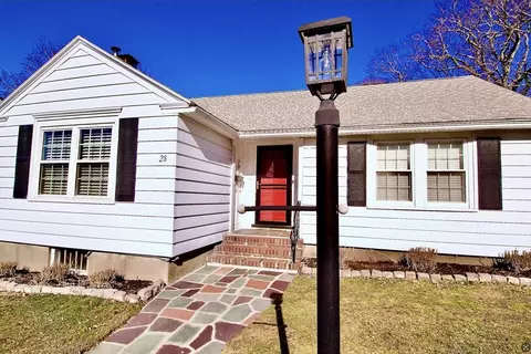 28 Bristol Ave, Swampscott, MA 01907
