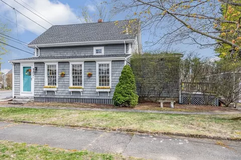 824 Lynnfield St, Lynnfield, MA 01940