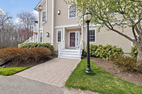 208 Rembrandt Way #208, Abington, MA 02351