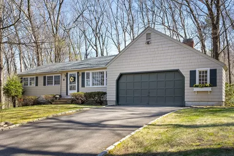 9 Beaver Dam Dr, Westford, MA 01886