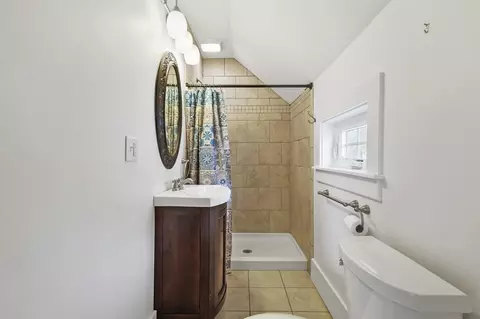 Bath - 6 Rockingham St, Exeter, NH 03833 photo 2 of 2