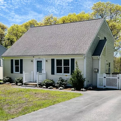 105 Edgewater Dr W, Falmouth, MA 02536