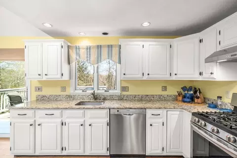 Kitchen - 9 Davis Rd, Hudson, MA 01749 photo 5 of 5