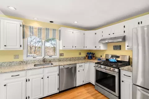 Kitchen - 9 Davis Rd, Hudson, MA 01749 photo 4 of 5