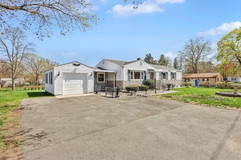 1037 Parker St, Springfield, MA 01129 photo 2