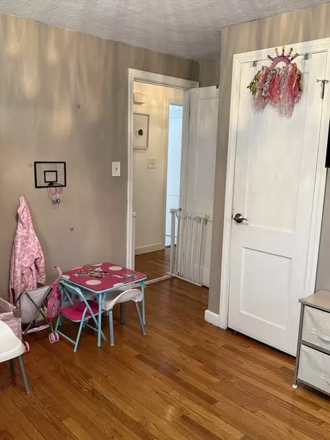 Bedroom - 87 Weaver Rd, Springfield, MA 01107 photo 1 of 5