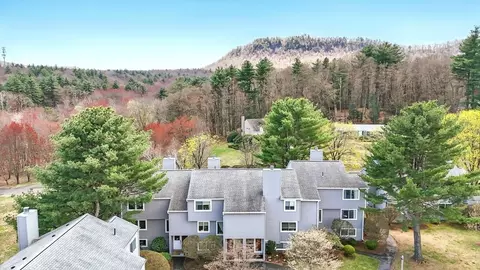 9 Autumn Ln #9, Amherst, MA 01002