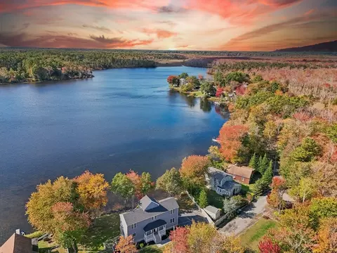 81 Ocean Ave, Hanson, MA 02341