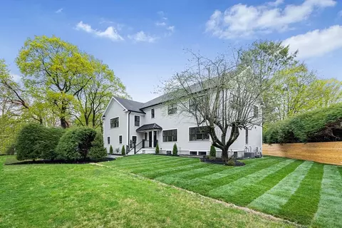 9 Smith St, Wellesley, MA 02482