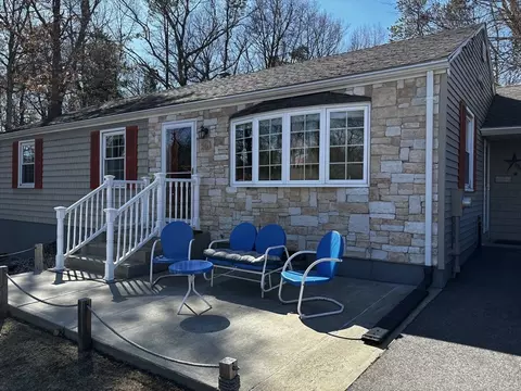 96 Clearbrook Dr, Springfield, MA 01118 photo 2