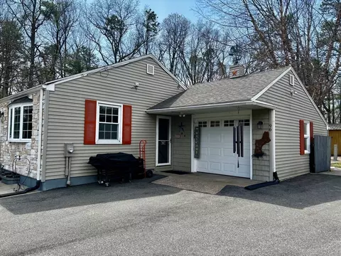 96 Clearbrook Dr, Springfield, MA 01118 photo 4