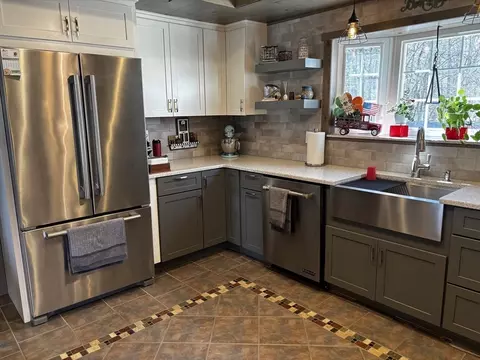 96 Clearbrook Dr, Springfield, MA 01118 photo 5