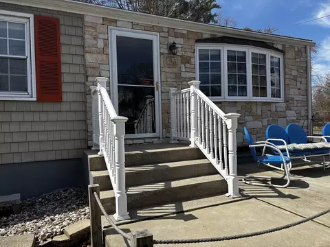 96 Clearbrook Dr, Springfield, MA 01118 photo 3