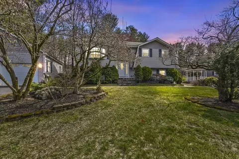 40 Bradford Rd, Tewksbury, MA 01876