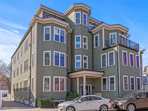 689 E Fourth St #1, Boston, MA 02127