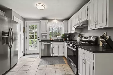 Kitchen - 5 Beech St, Townsend, MA 01469 photo 2 of 5