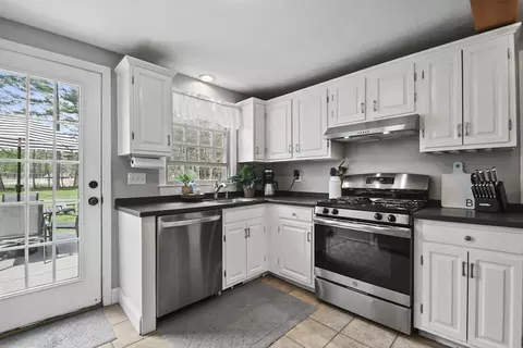 Kitchen - 5 Beech St, Townsend, MA 01469 photo 3 of 5