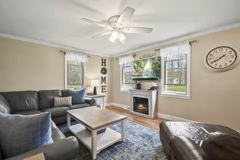 Living - 5 Beech St, Townsend, MA 01469 photo 2 of 3