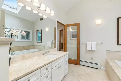 Bath - 7 Peter Cir, Marblehead, MA 01945 photo 2 of 5