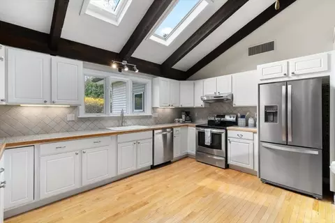 Kitchen - 7 Peter Cir, Marblehead, MA 01945 photo 3 of 4