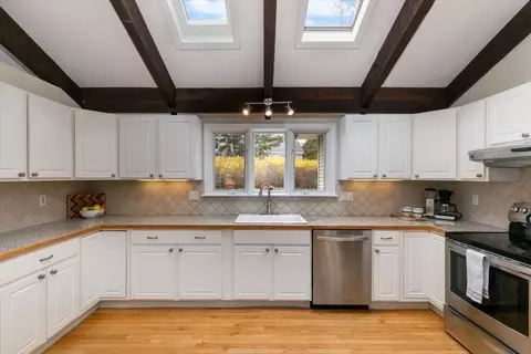 Kitchen - 7 Peter Cir, Marblehead, MA 01945 photo 2 of 4