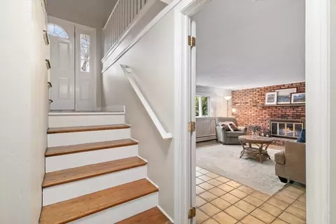 Entry Way - 7 Peter Cir, Marblehead, MA 01945 photo 1 of 1