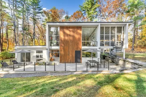 91 Arena Ter, Concord, MA 01742