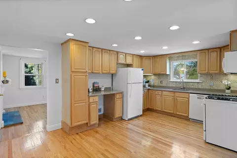 203 E Lothrop St, Beverly, MA 01915 photo 9