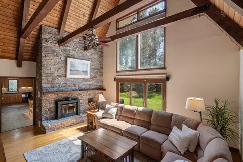 27 Stuart Rd, Rochester, MA 02770