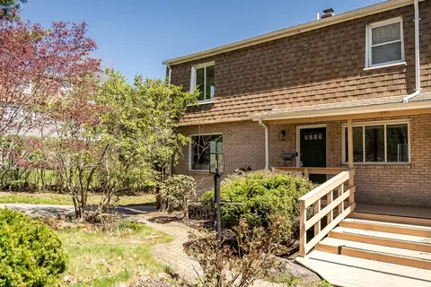 204 Lagrange St #204, Chestnut Hill, MA 02467