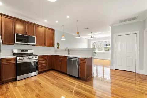 604 E 6th St #3, Boston, MA 02127
