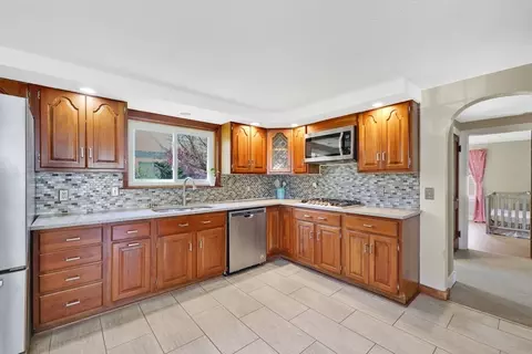 48 Oregon St, Springfield, MA 01118 photo 17