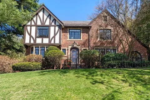 21 Woodchester Dr, Chestnut Hill, MA 02467