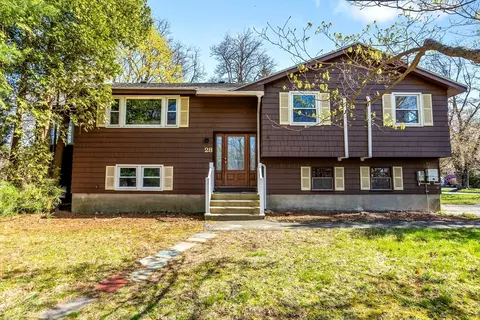 28 Minuteman Rd, Acton, MA 01720