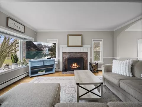 Living - 17 Edwards Rd, Barnstable, MA 02601 photo 2 of 5