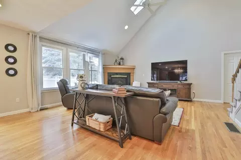 Living - 1 Memory Ln, Wakefield, MA 01880 photo 2 of 3