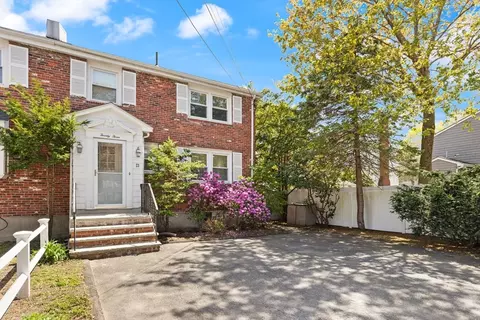 23 Dale St, Chestnut Hill, MA 02467
